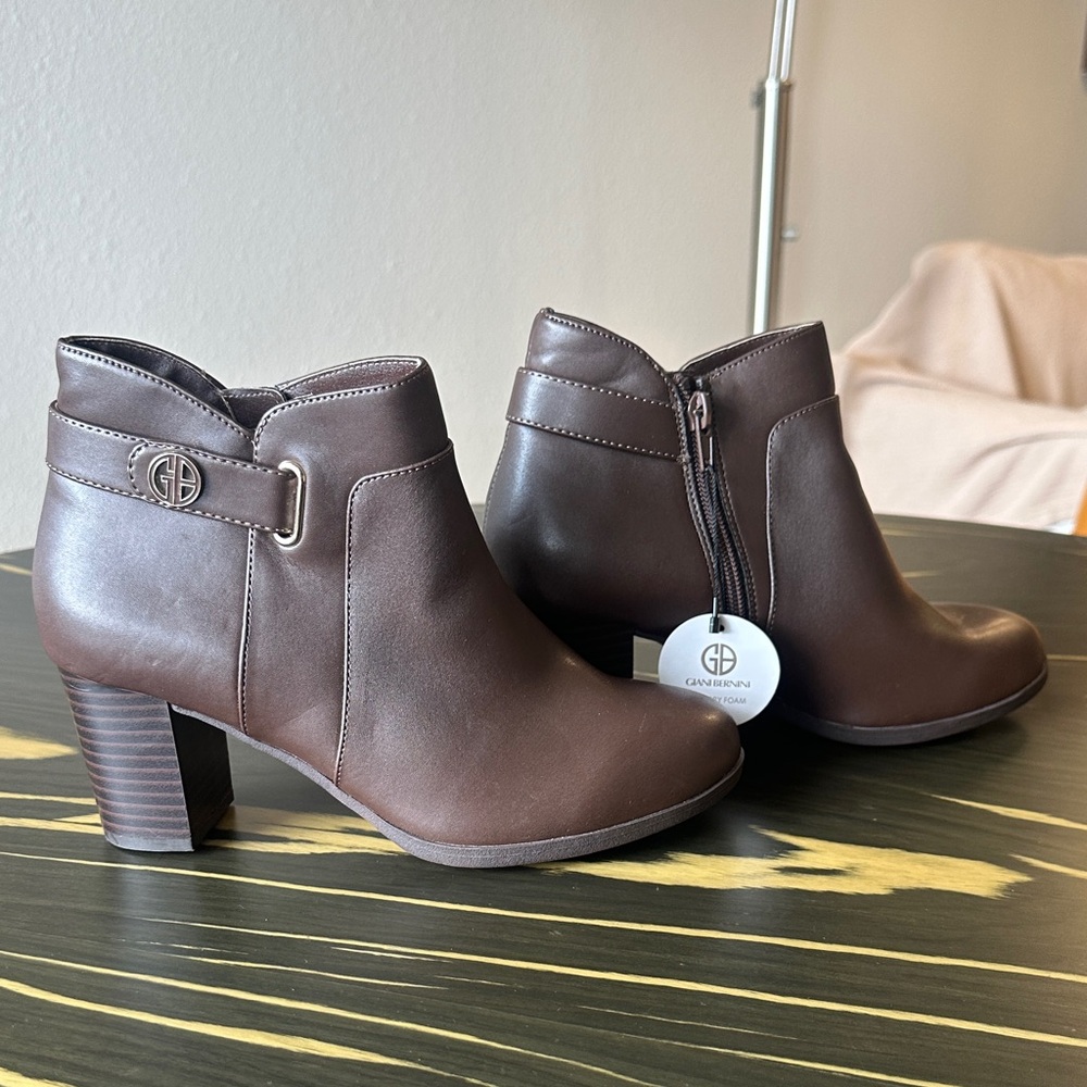Giani Bernini women’s Dark Brown Ankle Booties size 7 NWT